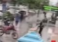 VIDEO/ Grabitësit me automatikë dhe me rroba policie. Momenti i sulmit në argjendari