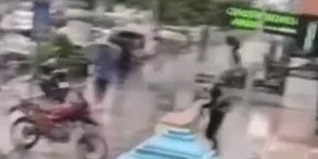 VIDEO/ Grabitësit me automatikë dhe me rroba policie. Momenti i sulmit në argjendari