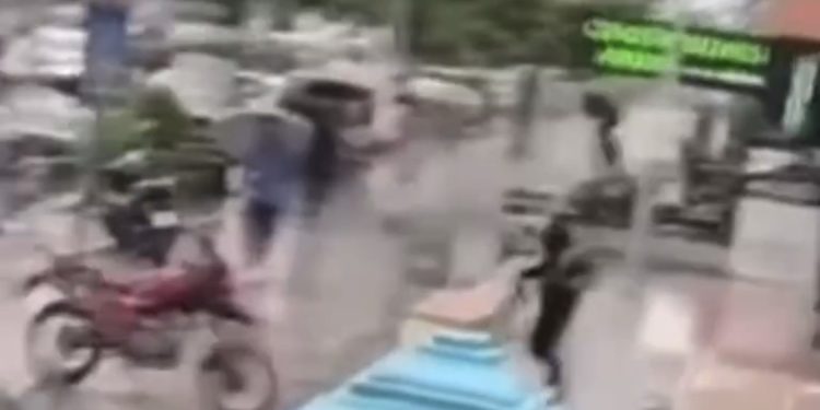 VIDEO/ Grabitësit me automatikë dhe me rroba policie. Momenti i sulmit në argjendari