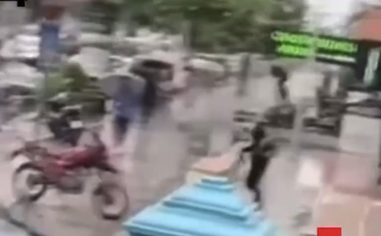 VIDEO/ Grabitësit me automatikë dhe me rroba policie. Momenti i sulmit në argjendari