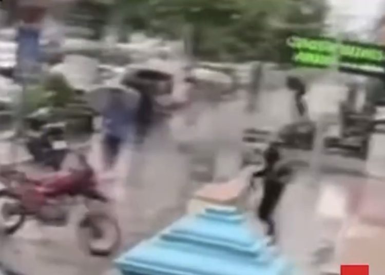 VIDEO/ Grabitësit me automatikë dhe me rroba policie. Momenti i sulmit në argjendari