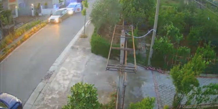 DURRËS/ Në të njëjtën rrugë ku ndodhi tragjedia me 2 fëmijë, kapet shoferi i dehur. Godet makinën e policisë