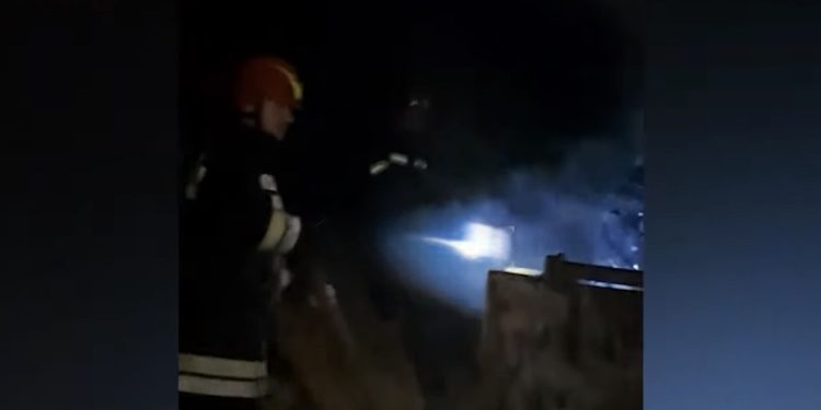 Në flakë disa mjete të kantierit në Akërni, tani po hapej rruga