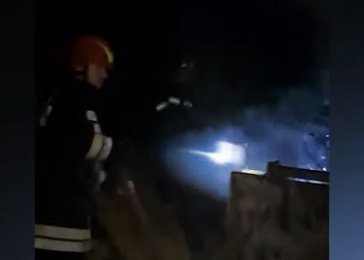 Në flakë disa mjete të kantierit në Akërni, tani po hapej rruga