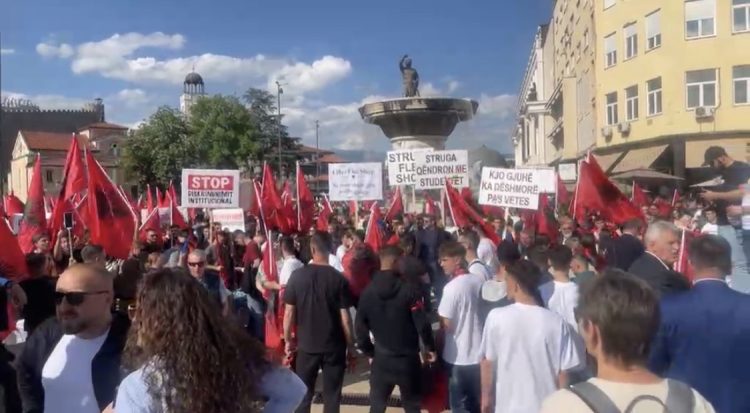 Protesta e madhe në Shkup për gjuhën shqipe në Universitet