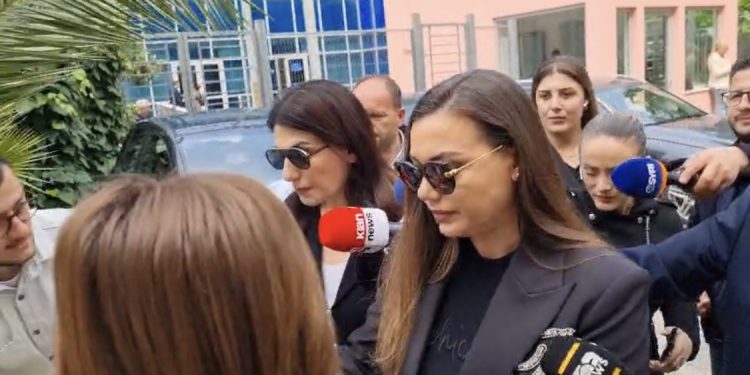 Mirlinda Karçanaj paraqitet në SPAK, nuk flet për mediat