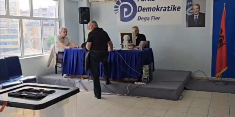 Vokshi: Deri në orën 3 kanë votuar 28,379 demokratë