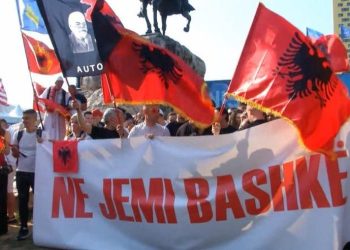 GJUHA SHQIPE/ Studentë nga Shqipëria, Kosova dhe RMV protestojnë në Tiranë
