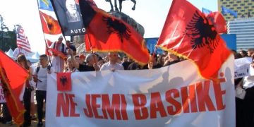 GJUHA SHQIPE/ Studentë nga Shqipëria, Kosova dhe RMV protestojnë në Tiranë