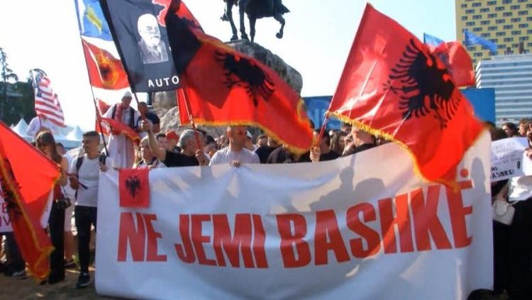 GJUHA SHQIPE/ Studentë nga Shqipëria, Kosova dhe RMV protestojnë në Tiranë