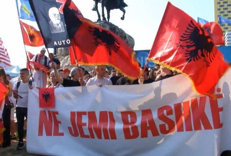 GJUHA SHQIPE/ Studentë nga Shqipëria, Kosova dhe RMV protestojnë në Tiranë