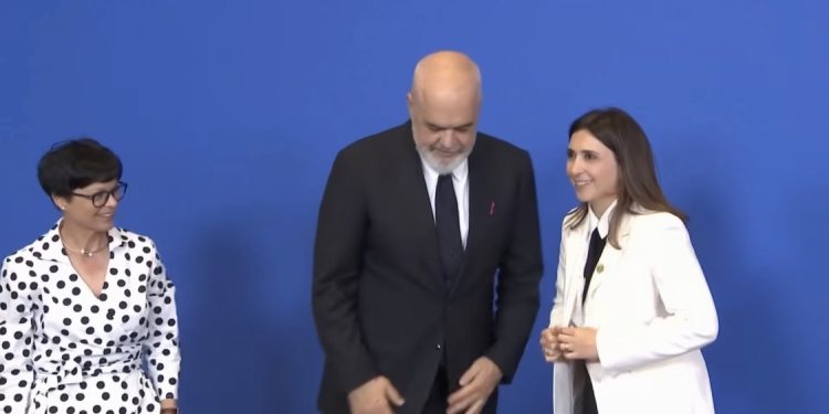 Rama, Kos dhe Raouna, me gazetarët në Bruksel: Do i ngjitemi Korabit apo Kullës Eifel në 2028