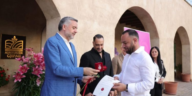 Kryeministri trondit, dekoroi ish deputetin Jurgis Çyrbja, bashkëpunëtor i Altin Hajri