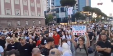 2 orë protestë në Tiranë kundër qeverisë pas dhunës në Zvërnec