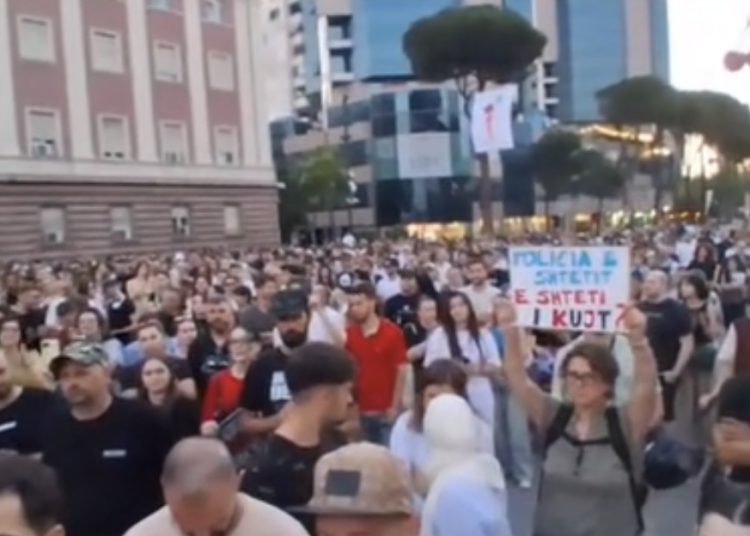 2 orë protestë në Tiranë kundër qeverisë pas dhunës në Zvërnec