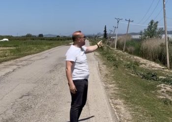 Shtyllat “gjysmë shtize” në Çermë Sektor, Korreshi ironizon Karakaçin dhe Ballukun