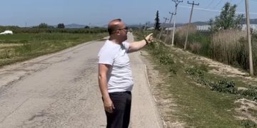 Shtyllat “gjysmë shtize” në Çermë Sektor, Korreshi ironizon Karakaçin dhe Ballukun