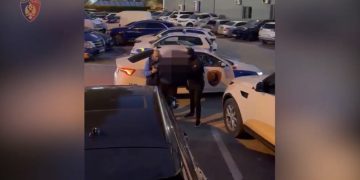 EMRAT/ Operacioni “Rrjeta” në Tiranë, në pranga dy të dënuar për trafik në Itali