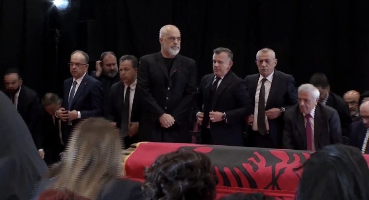 Ceremoni për nderimin e Servet Pëllumbit, përcillet me mirënjohje e respekt për në banesën e fundit