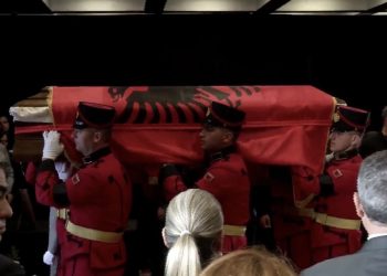 Ceremoni për nderimin e Servet Pëllumbit, përcillet me mirënjohje e respekt për në banesën e fundit