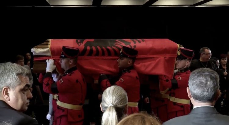 Ceremoni për nderimin e Servet Pëllumbit, përcillet me mirënjohje e respekt për në banesën e fundit