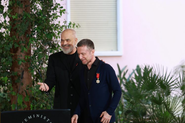 Tedi Papavrami dekorohet me Yllin e Oficerit të Urdhrit Suprem të Shqiponjës
