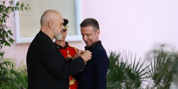 Tedi Papavrami dekorohet me Yllin e Oficerit të Urdhrit Suprem të Shqiponjës