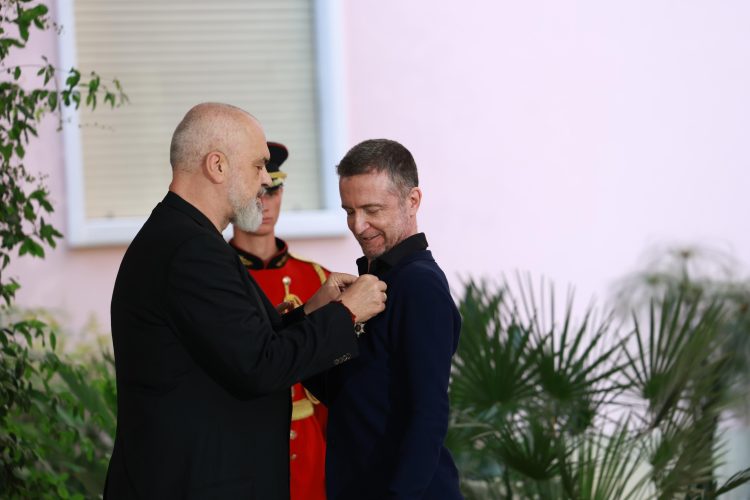 Tedi Papavrami dekorohet me Yllin e Oficerit të Urdhrit Suprem të Shqiponjës
