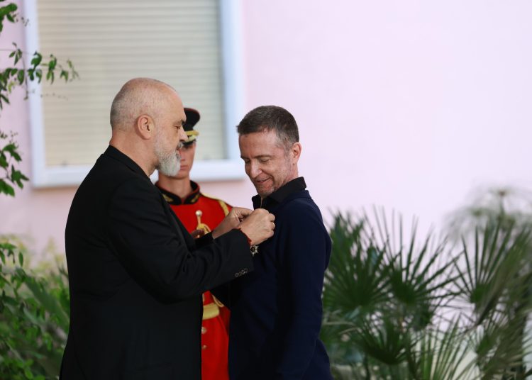 Tedi Papavrami dekorohet me Yllin e Oficerit të Urdhrit Suprem të Shqiponjës