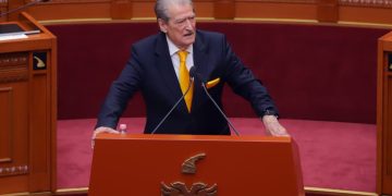 Berisha: Rama u detyrua t’i fshijë këpucët Lubi Ballukut, duke hedhur në kosh reformën në drejtësi dhe integrimin
