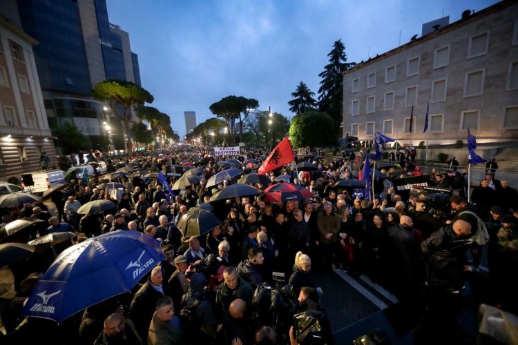 Mijëra mbështetës të opozitës protestojnë para zyrës së Ramës