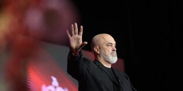 Rama me juristët e njohur të botës: Si mësuan shqiptarët të vënë rripin e sigurimit në makinë