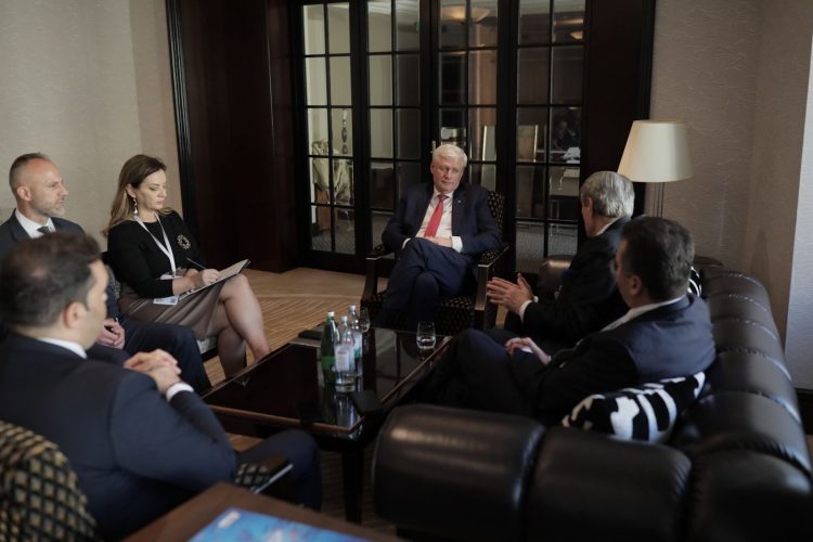 Berisha takon Stephen Harper në Zagreb, ngre alarmin për “autokraci elektorale” në Shqipëri