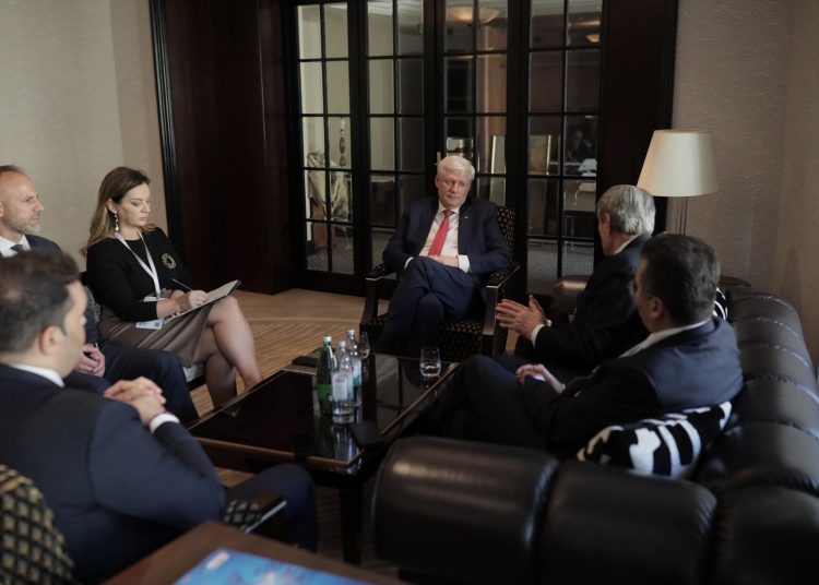 Berisha takon Stephen Harper në Zagreb, ngre alarmin për “autokraci elektorale” në Shqipëri
