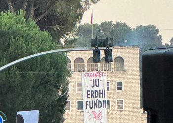 DITA 30/ Studentët marrin Universitetin, shpalosin banderolë gjigante: “Ju erdhi fundi!”