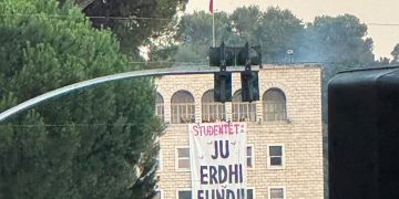 DITA 30/ Studentët marrin Universitetin, shpalosin banderolë gjigante: “Ju erdhi fundi!”