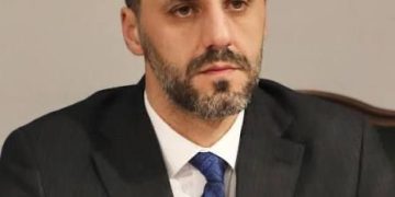 “Ka një urdhër dëbimi”, ministri Lamallari shpjegon vendimin për Ikballe Huduti Berisha. Po ndjekin të tjerë