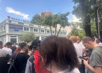 Protesta para Policisë së Tiranës për 6 të arrestuarit: “Lironi çunat”