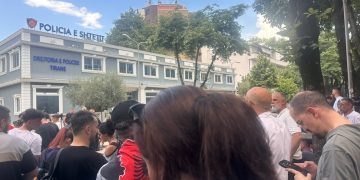 Protesta para Policisë së Tiranës për 6 të arrestuarit: “Lironi çunat”