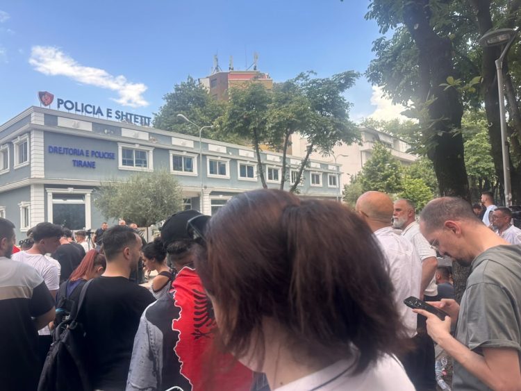 Protesta para Kuvendit, përleshje me policinë, bllokohet makina e Albana Koçiut, vezë mbi makinën e Braçes. Prangoset Dritan Goxhaj dhe 5 të tjerë