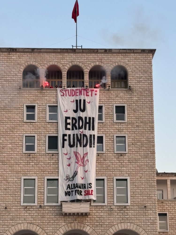 DITA 30/ Studentët marrin Universitetin, shpalosin banderolë gjigante: “Ju erdhi fundi!”