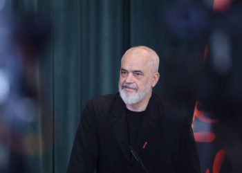 Edi Rama: Investimi në Zvërnec do të vijojë, nuk më lëviz askush nga detyra