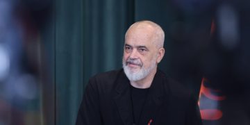 Edi Rama: Investimi në Zvërnec do të vijojë, nuk më lëviz askush nga detyra