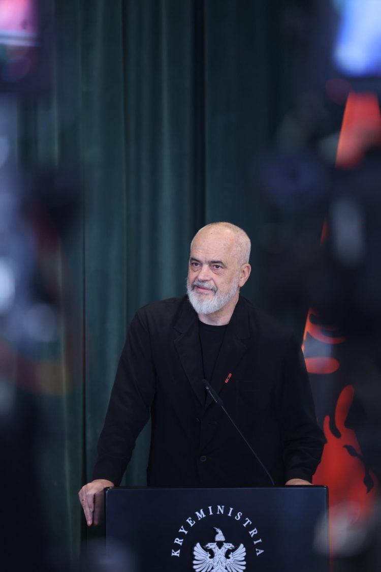 Edi Rama: Investimi në Zvërnec do të vijojë, nuk më lëviz askush nga detyra