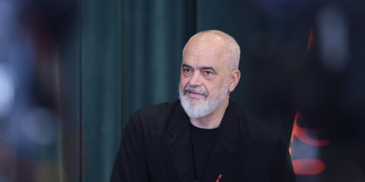 Edi Rama: Investimi në Zvërnec do të vijojë, nuk më lëviz askush nga detyra