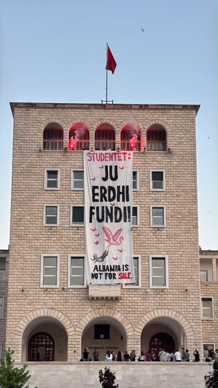 DITA 30/ Studentët marrin Universitetin, shpalosin banderolë gjigante: “Ju erdhi fundi!”