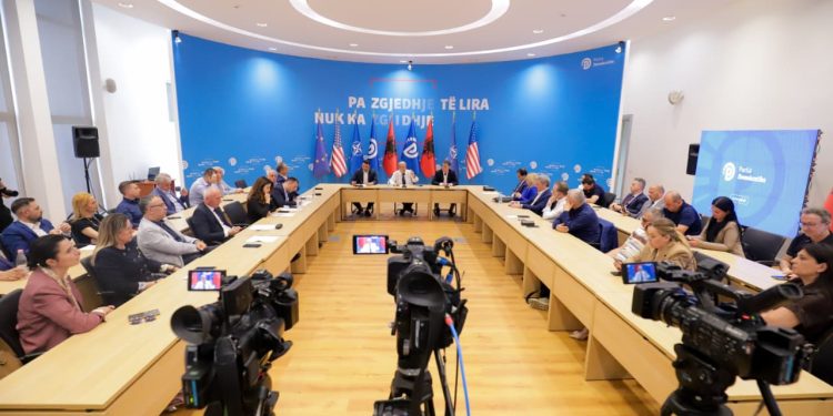 Frika e Berishës për Zvërnecin: Mund të shkatërrohet nga mafia vendase si Ksamili