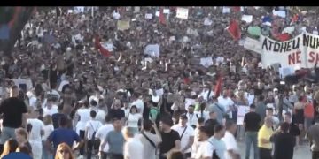 Protesta e dytë në Tiranë në mbrojtje të Zvërnecit, mijëra qytetarë në derë të Kryeministrisë