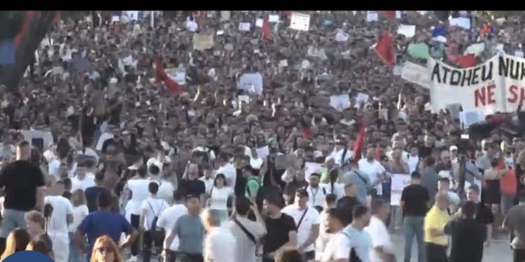 Protesta e dytë në Tiranë në mbrojtje të Zvërnecit, mijëra qytetarë në derë të Kryeministrisë