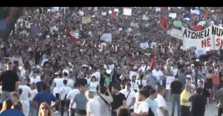 Protesta e dytë në Tiranë në mbrojtje të Zvërnecit, mijëra qytetarë në derë të Kryeministrisë